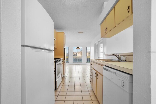 Building Photo - Spacious Rental Available Now, Silver Springs Shores!