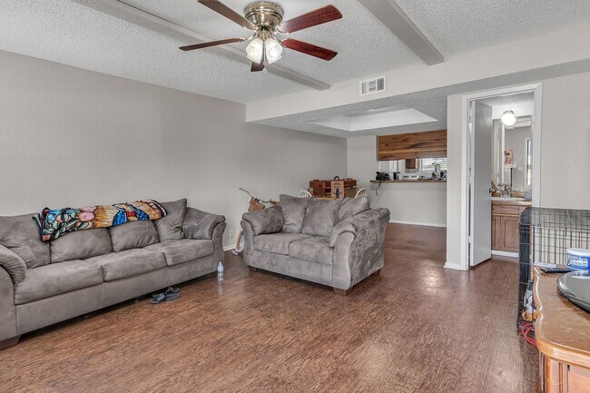 Foto del edificio - 3808-3814 Coates Circle