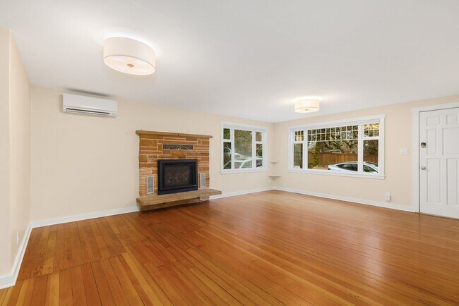 Foto del edificio - Greenlake Charming 3 Bedroom 1.75 Bath Huge Finished Family Room & Unfinished Basement