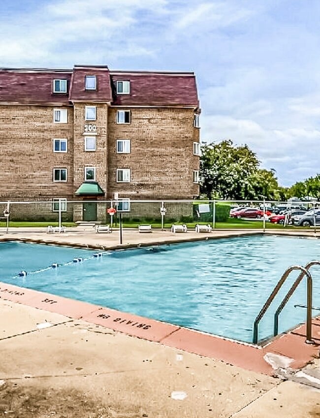 Building Photo - 300 S Roselle Rd