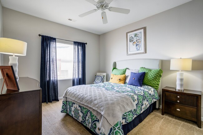 Habitación con ventilador de techo - Lenoxplace at Garner Station Apartments