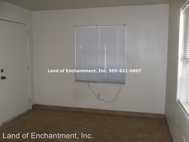 Building Photo - 209 Stanford Dr SE
