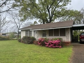 Building Photo - 1105 N White Oak Rd