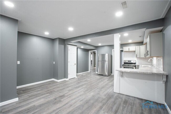 Building Photo - 822 Avalon