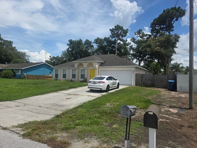Foto del edificio - 4 bedroom 2 bathroom fenced in yard