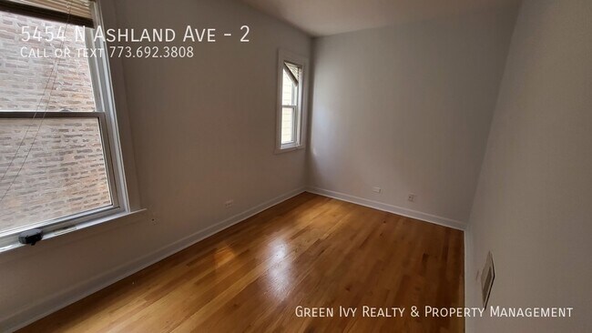 Building Photo - Top Floor Andersonville 2 Bed with Parking!