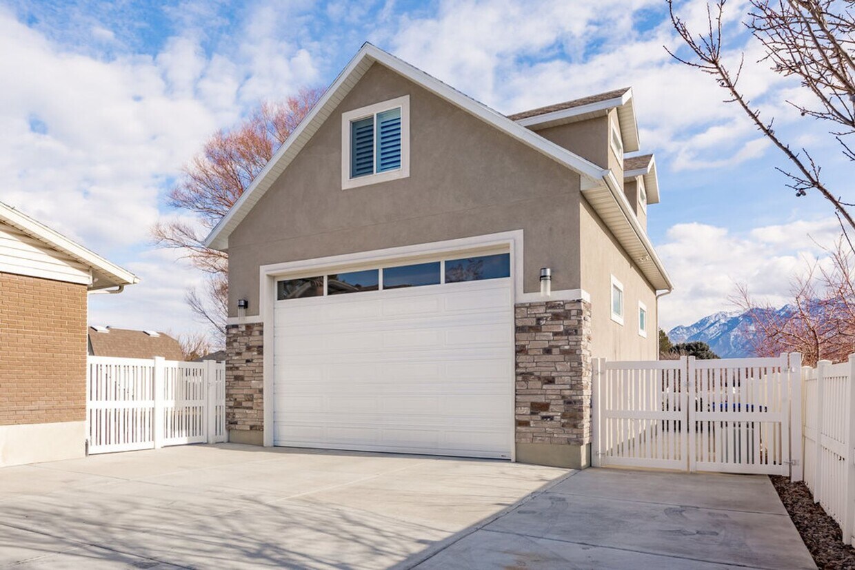 Primary Photo - Stunning Above-Garage Apartment In Excelle...