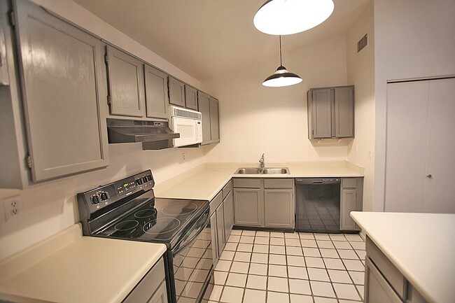 Building Photo - **1/2 OFF FIRST MONTH'S RENT**