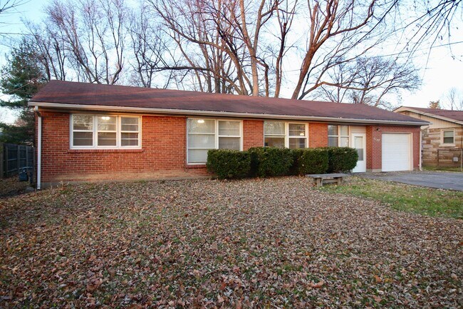 Foto del edificio - Adorable 3-brm brick ranch with lots of natural light, family room/den, attached garage