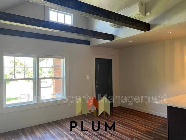 Building Photo - 533 S 6th St E