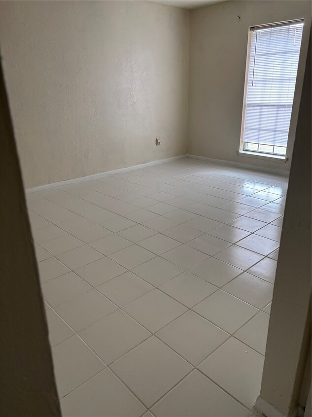 Building Photo - 2210 Buchanan Dr