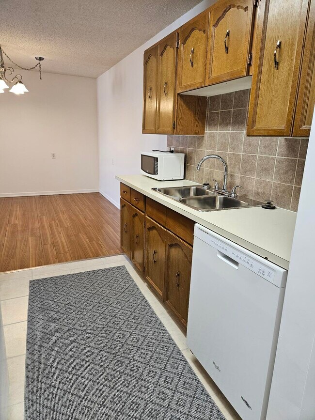 Building Photo - 3 Bed 1.5 Bath Unit in Edmonton, AB