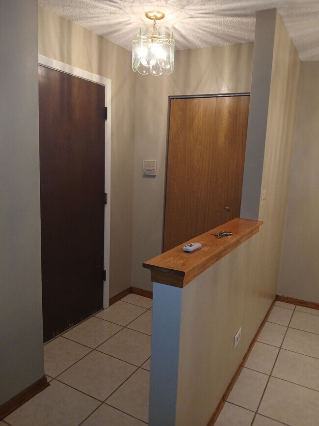 Foto del edificio - 247 N Neltnor Blvd