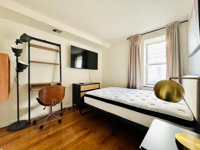 Foto del edificio - Furnished room/NOT APARTMENT