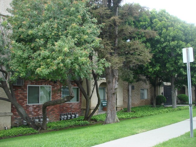 View of the building from street - 3010 Montrose Ave