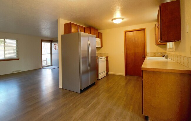 Building Photo - 39 University Dr