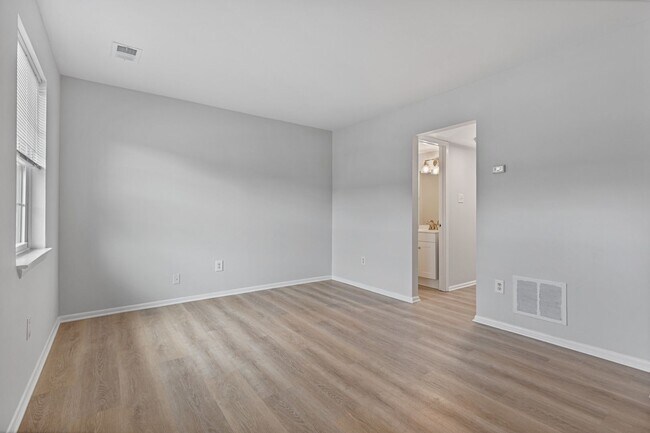 Foto del edificio - Renovated Hilltop Village Townhouse-Availa...
