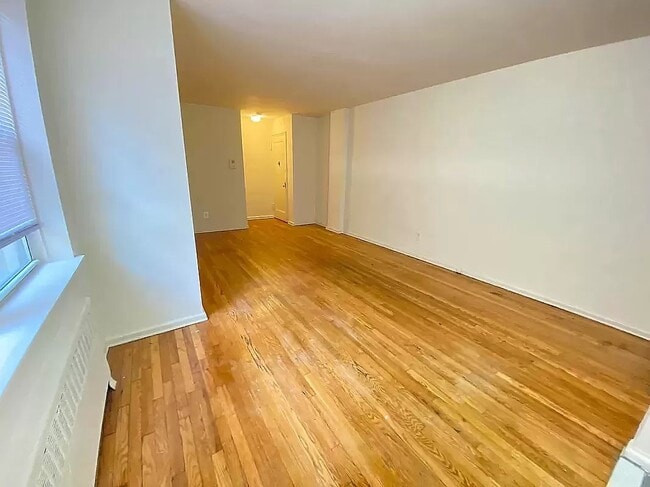 Building Photo - 143-29 Barclay Avenue