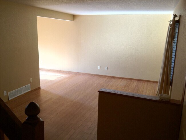 Building Photo - Spacious 5 Bedroom Home in Desirable West ...