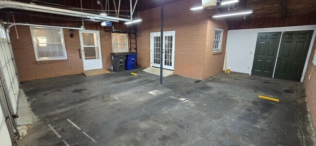Building Photo - Classic Brick Ranch in Pfafftown