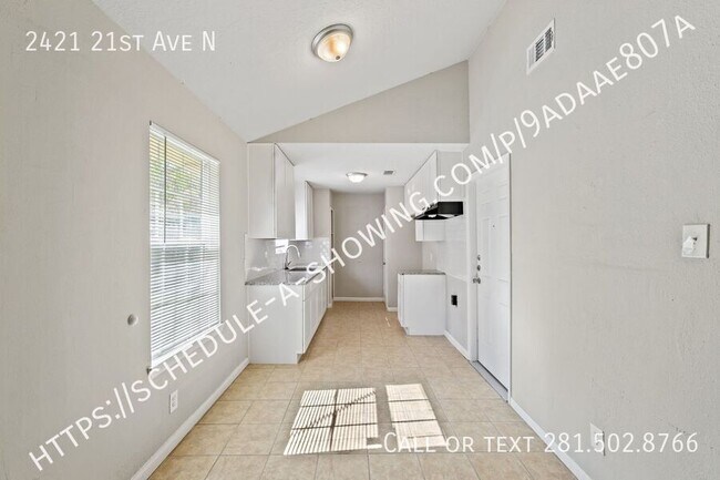 Foto del edificio - AVAILABLE NOW!