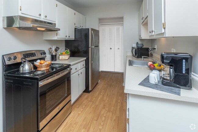 1HAB, 1BA - 836 ft² - Bloomfield Square Apartments - Auburn Hills, MI
