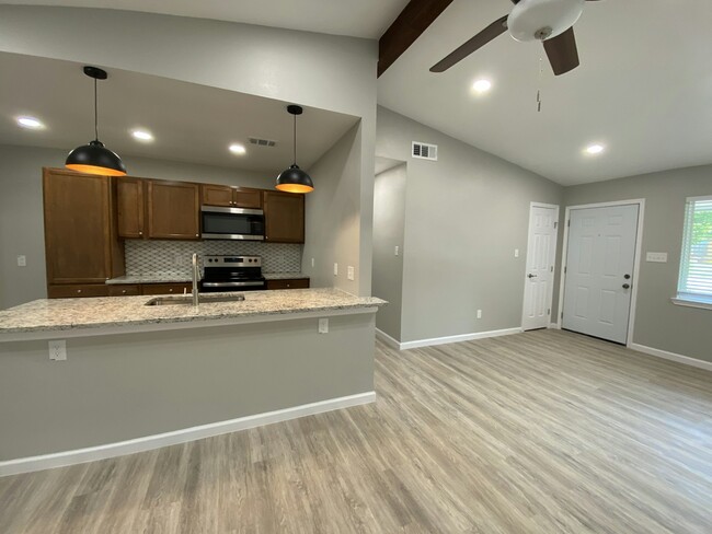 Building Photo - 1001 Paula Dr
