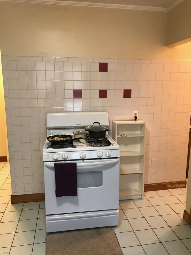 Building Photo - 3 br, 1 bath Duplex - 54 Victoria St Apt 1 1
