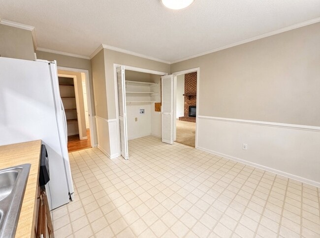 Building Photo - 306 Holtz Ln