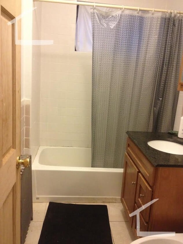 Building Photo - 2 Bed (+) apartment Top Floor!! (FortHill)