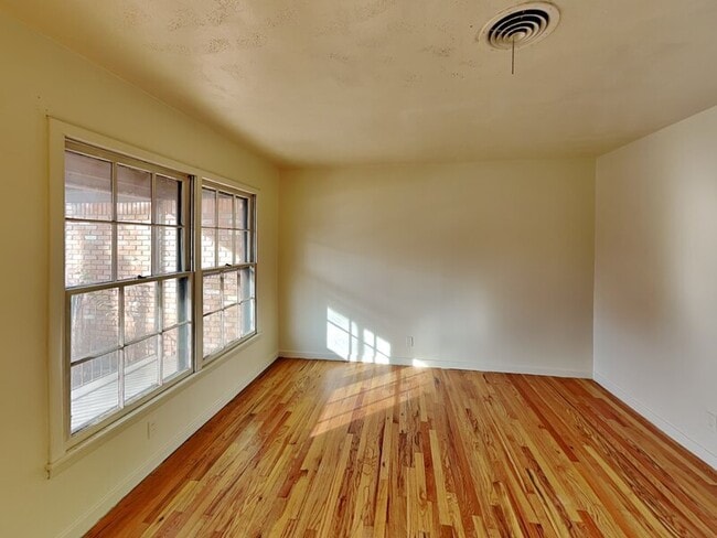 Building Photo - 3105 Phoenix Dr