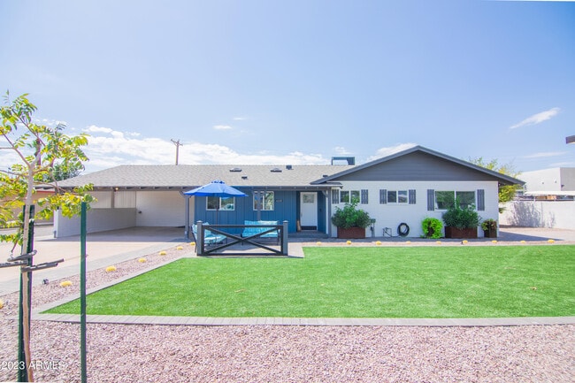 Building Photo - 4335 E Clarendon Ave