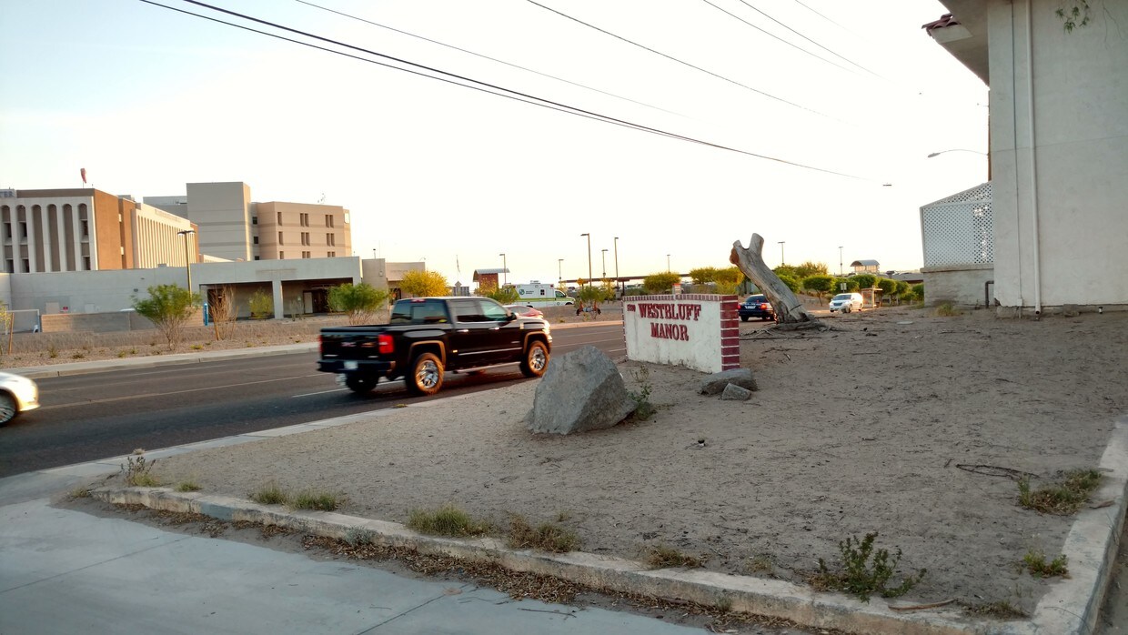 Entrada a Westbluff frente al Hospital - Westbluff Manor