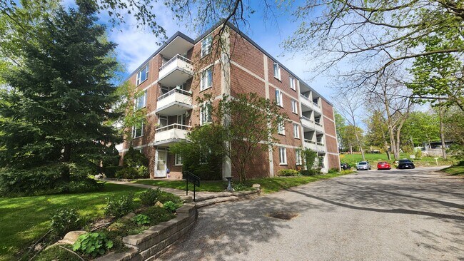 Photo du bâtiment - 2 Grove St E