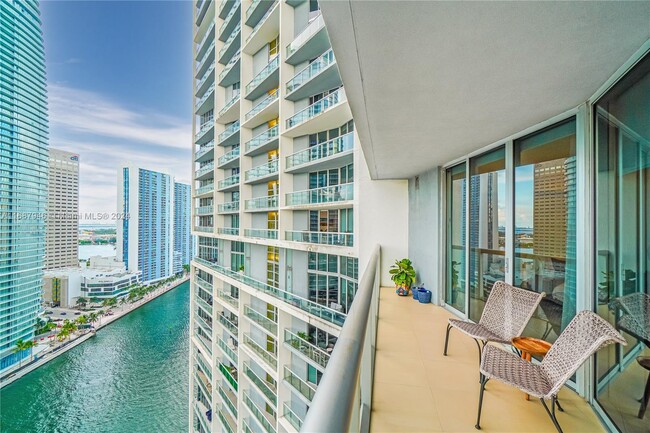 Foto del edificio - 475 Brickell Ave