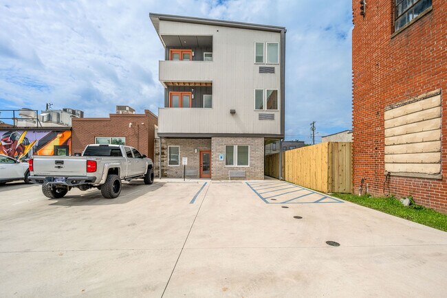 Foto del edificio - 623 E Main St