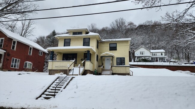 Building Photo - Four Bedroom Single Family Home in Bradford PA! Off Street Parking!