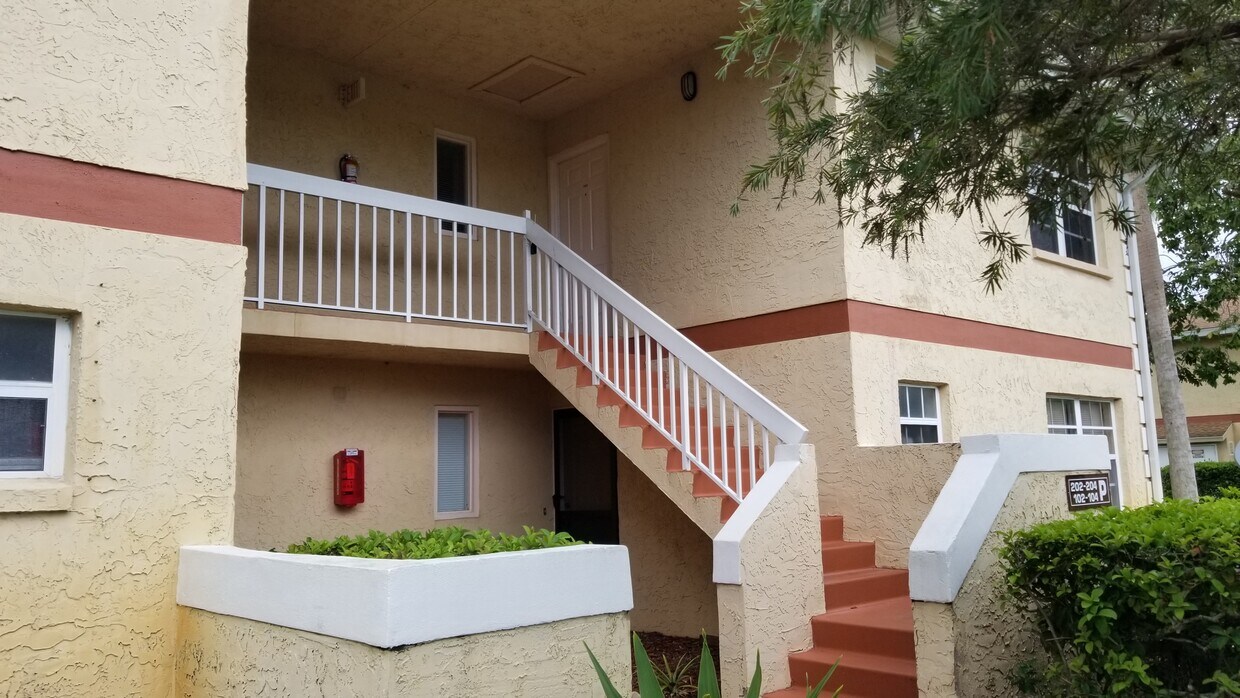Primary Photo - 1550 SE Royal Green Cir