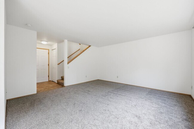 Foto del edificio - 3 bedroom 1.5 bathroom 2 story duplex in Lacey - North Thurston School District.