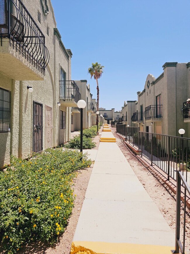 Building Photo - Like New! 2 bedroom townhome near Sunrise ...
