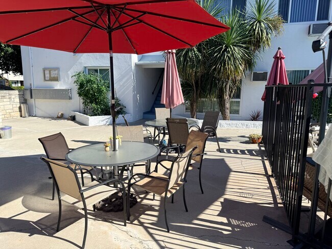 Café matutino al aire libre - 4445 Murietta Ave