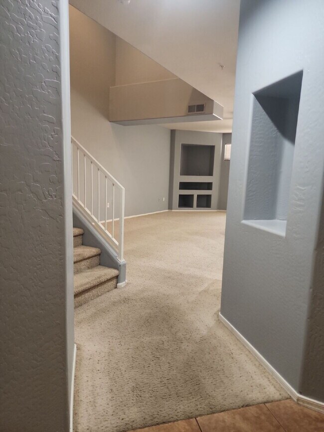 Building Photo - "Spacious 2-Bed Condo Retreat with 2.5 Baths in Prime Chandler Location!"