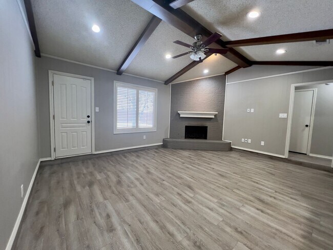 Building Photo - Great 3/2/2 Available Near the Mall and Te...