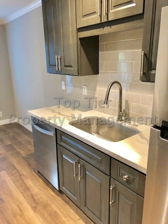 Building Photo - Meticulously renovated 2 Bd/1 Ba, 889 sf, ...