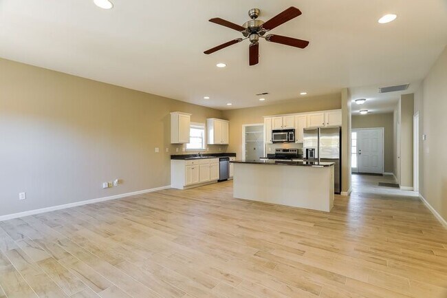 Foto del edificio - 1060 Fairbank Ln