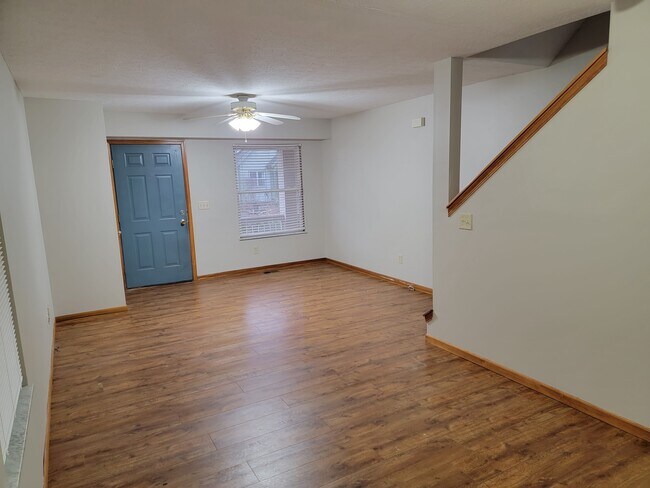 Building Photo - 490 E Sycamore St