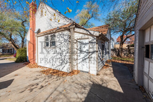 Building Photo - 2010 S Terrace Dr
