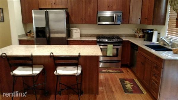 Building Photo - 923 James St