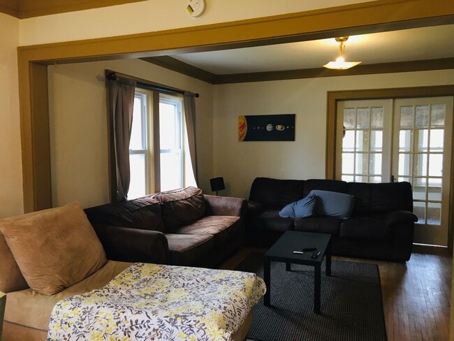 Building Photo - 305 Maryland St