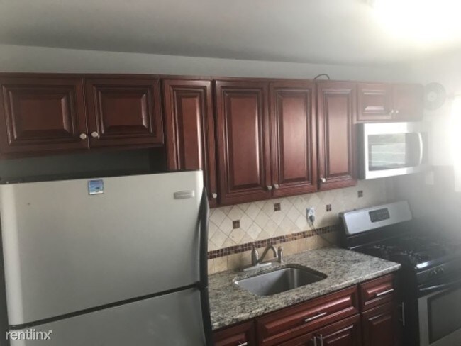 Building Photo - 2 br, 1 bath Townhome - 2607 E Madison St